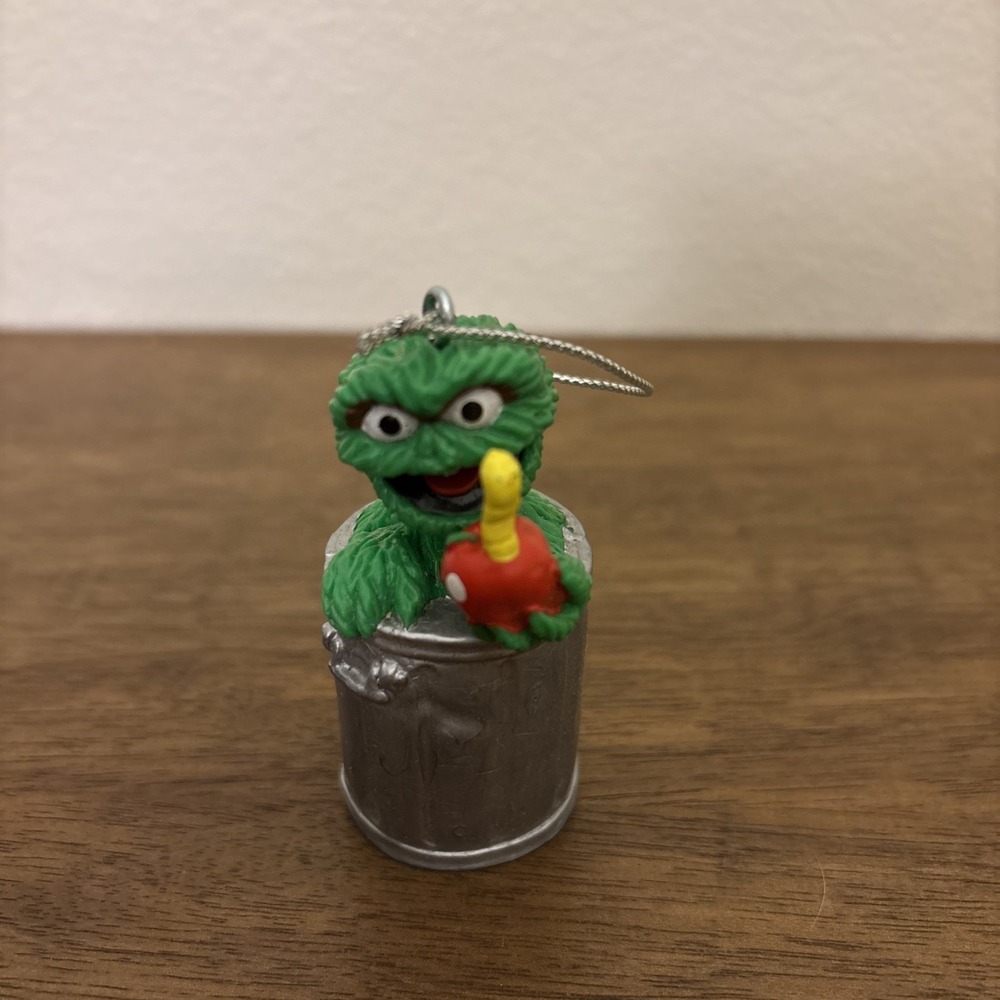 Vtg 80's Sesame Street Oscar The Grouch Apple Worm Ornament Applause ‎ 2.5"